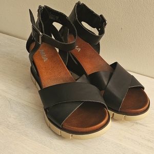 Mia Lauri Wedge Sandals (Womens)
